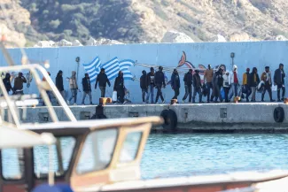 Des migrants, secourus lors d'une opération de recherche au large de l'île de Gavdos, dans le port d'Agia Galini, en Crète (Grèce), le 19 décembre 2025. STEFANOS RAPANIS/REUTERS