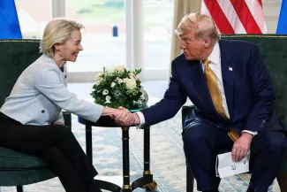 La présidente de la Commission européenne, Ursula von der Leyen, et le président américain, Donald Trump, après l'annonce d'un accord commercial entre les Etats-Unis et l'UE, à Turnberry (Ecosse), le 27 juillet 2025. EVELYN HOCKSTEIN / REUTERS