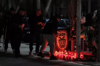 Des supporters du PAOK se sont recueillis en Roumanie après l'accident ayant causé la mort de sept d'entre eux. (A. Avramidis /Reuters)