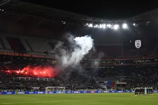 L'hommage du Groupama Stadium aux supporters décédés du PAOK. (S. Mantey /L'Équipe)