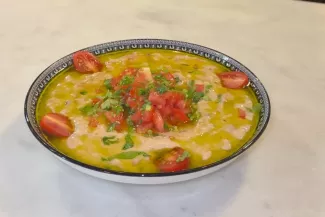 Un plat servi au restaurant palestinien Al-Kufiya, à Athènes, sur une capture d'écran d'une vidéo publiée par l'établissement sur Instagram. ALL_KUFIYA/INSTAGRAM