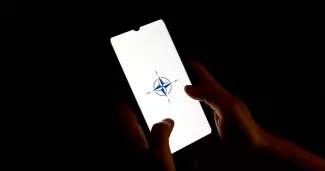 Le logo de l'Otan sur l'écran d'un smartphone, à La Canée, en Grèce, le 15 août 2023.