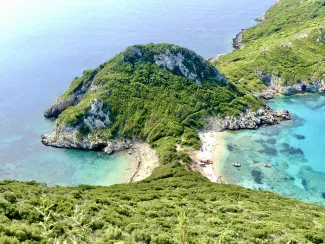 À l'est, la plage de Timoni est la plus petite. À l'ouest, la plage de Limni accueille les kayakeurs et les touristes venant en bateau-taxi.  -  © Sarah Sergent