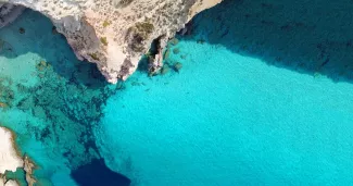 Les plages fabuleuses de Sarakiniko font notamment la réputation de l'île cycladique de Milos. aerial-drone / stock.adobe.com