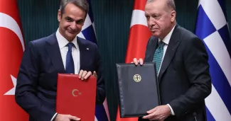 Le président turc, Recep Tayyip Erdogan (à droite), et le Premier ministre grec, Kyriakos Mitsotakis, posent à l'issue de leur rencontre à Ankara, capitale de la Turquie, le 11 février 2026.