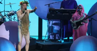 Philippe Katerine a interprété son single Nu, sorti en 2024, lors de la 41e édition des Victoires de la musique vendredi 13 février. ALAIN JOCARD / AFP