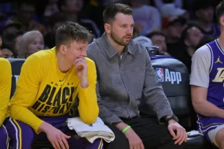 En civil jeudi face à Dallas (124-104), le meneur des LA Lakers Luka Doncic est annoncé au All-Star Game, ce week-end. (Jayne Kamin-Oncea/IMAGN IMAGES via Reuters Connect)