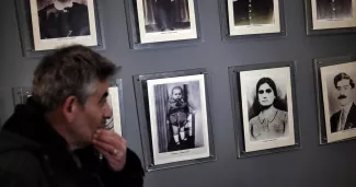 Des photos de victimes de l'occupation nazie de la Grèce exposées dans un musée de la ville de Distomo, le 27 mars 2015.