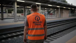 Employé du train hellénique à la gare de Larissa -  Tous droits réservés  ΑΠΕ-ΜΠΕ