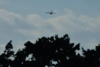 Un avion de transport militaire au décollage de la base britannique de Akrotiri, à Chypre, le 2 mars 2026. PETROS KARADJIAS/AP