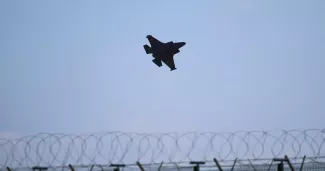 Un avion de chasse survole la base aérienne britannique d'Akrotiri, à Chypre, le 2 mars 2026.