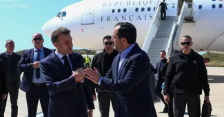 Le président français, Emmanuel Macron, accueilli par le président chypriote, Nikos Christodoulides, à Chypre, le 9 mars 2026.