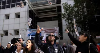 Des marins grecs lancent de faux billets de dollars en l'air lors d'une manifestation devant le siège de l'Union des armateurs grecs. Louiza Vradi / REUTERS