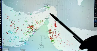 La plateforme MarineTraffic, qui recense les déplacements des navires, est devenue une référence incontournable pour les experts, explique le quotidien d'Athènes "I Kathimerini".