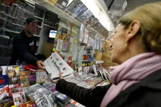Une cliente achète « La Repubblica » à Rome, en octobre 2009. ALESSIA PIERDOMENICO/REUTERS