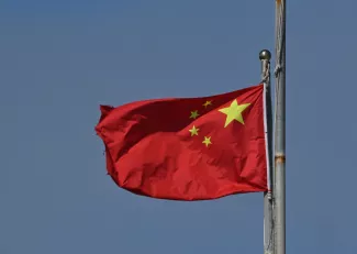 Deux ministres de son gouvernement également députés ont démissionné, la semaine dernière, de leurs fonctions en raison de leur implication présumée dans ce scandale qui éclabousse le camp conservateur depuis près d’un an.