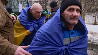 Des soldats ukrainiens revenant de captivité russe descendent du bus lors d'un échange de prisonniers de guerre entre la Russie et l'Ukraine dans la région de Chernyhiv, en Ukraine, le jeudi 5 mars 2026. -  Tous droits réservés  AP Photo