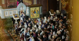 Des fidèles orthodoxes assistent à une messe de Noël devant l'icône de la "Trinité" d'Andreï Roublev, dans la cathédrale du Christ-Sauveur, à Moscou, le 7 janvier 2024.