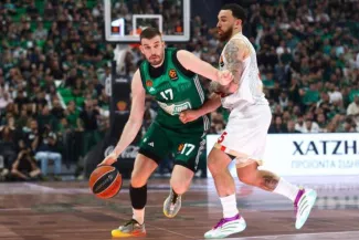 Nikos Rogkavopoulos déborde Mike James hier soir à Athènes, où le Panathinaïkos a nettement dominé Monaco. (Eurokinissi / Icon Sport)