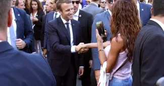 Emmanuel Macron marchant dans une rue d'Athènes, lors d'une visite officielle en Grèce, le 8 septembre 2017.