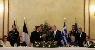 Le président français Emmanuel Macron porte un toast avec le président grec Constantin Tassoulas. Louiza Vradi / REUTERS