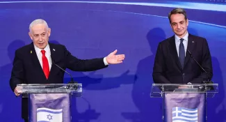 Le Premier ministre israélien Benjamin Netanyahu, à côté du Premier ministre grec Kyriakos Mitsotakis, à l'occasion d'une conférence de presse le 22 décembre 2025.LTD / ABIR SULTAN via Reuters