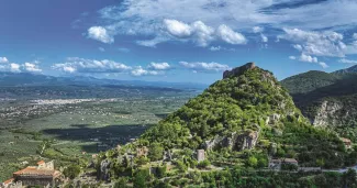 La citadelle de Mistra, au sud du Péloponnèse, fut édifiée en 1249 par le prince d'Achaïe Guillaume II de Villehardouin, au sommet d'une colline surplombant Sparte. Occupée successivement par les Francs, les Byzantins, les Ottomans et les Vénitiens, elle recueille les échos de huit siècles d'histoire. PISTOLESI Andrea / hemis.fr