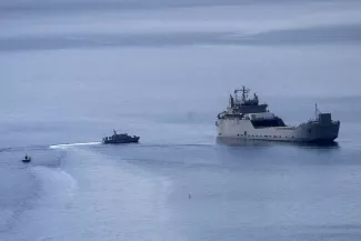 Des navires des garde-côtes grecs approchent un navire israélien transportant des activistes de la Global Sumud Flotilla, au large du port de Atherinolakkos, en Crète (Grèce), le 1ᵉʳ mai 2026. STEFANOS RAPANIS/REUTERS