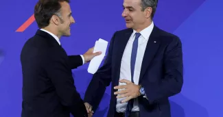Le président français, Emmanuel Macron, serre la main du Premier ministre grec, Kyriakos Mitsotakis, à Athènes le 25 avril.