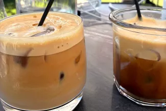 Un « freddo cappuccino » et un « freddo espresso », dans un café d’Athènes, le 29 avril 2026. MARINA RAFENBERG/« LE MONDE »