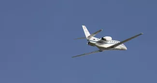 Un jet privé décollant de l'aéroport de Cannes-Mandelieu le 29 mars 2023.