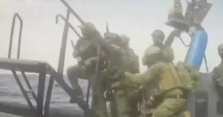 La marine israélienne aborde un navire de la flotille en direction de Gaza, au large de Chypre, le 18 mai 2026.