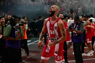 Evan Fournier célèbre son premier titre international en carrière. (A. Tzortzinis/AFP)