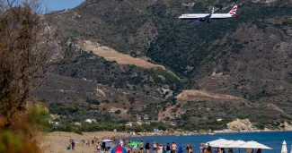 Un Airbus A321 de British Airways en approche de l'aéroport international Dionysios Solomos de Zakynthos, survole une plage de l'île de Zakynthos, le 13 septembre 2025, en Grèce.