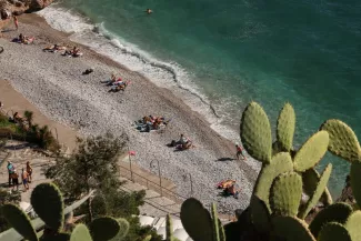 Sur une plage de Nauplie, en Grèce, le 8 février 2026. LOUISA GOULIAMAKI/REUTERS 
