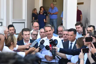 Le premier ministre grec, Kyriakos Mitsotakis, à la suite d’une visite à des membres blessés du parti conservateur au pouvoir, dans un hôpital de la ville portuaire de Thessalonique (Grèce), le 1ᵉʳ juillet 2026. GIANNIS PAPANIKOS/AP