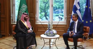 Le Premier ministre grec, Kyriakos Mitsotakis, avec le prince héritier d'Arabie saoudite, Mohammed ben Salmane, au palais Maximou à Athènes, le 26 juillet 2022.