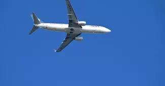 Un Boeing 737-800 du type de celui dont le hublot s'est brisé, aspirant partiellement un passager serbe sur un vol Ryanair reliant Thessalonique à la ville bavaroise de Memmingen, le vendredi 10 juillet (image d'illustration).
