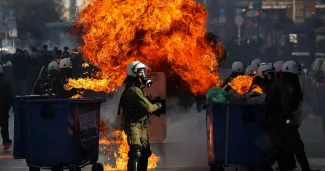 Un cocktail Molotov explose à proximité de policiers lors d'une manifestation pour protester contre l'inaction des autorités dans le cadre de l'enquête sur l'accident de train de Tempi, à Thessalonique (Grèce), le 28 février 2026.