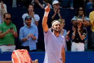 Stefanos Tsitsipas s'est imposé à Gstaad dimanche, seize mois après son dernier titre sur le circuit. (A. Anex/Keystone via AP)