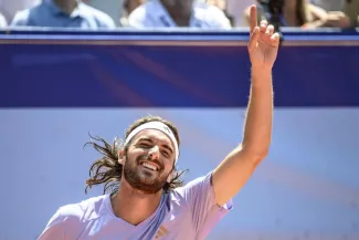 La joie de Stefanos Tsitsipas après la balle de match à Gstaad dimanche. (F. Coffrini/AFP)