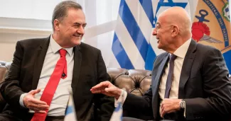 Une rencontre entre le ministre de la Défense grec, Nikos Dendias (à droite), et son homologue israélien, Israel Katz, à Athènes le 20 janvier 2026.