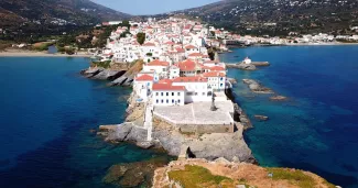 Nous avons testé Andros AI, le chatbot touristique de l'île grecque d'Andros, pour préparer un séjour de dix jours en août. aerial-drone - stock.adobe.com