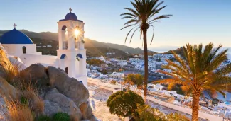 Chora située en retrait, n'est pas n'est pas la ville principale de Ios, contrairement aux autres îles des Cyclades. milangonda - stock.adobe.com