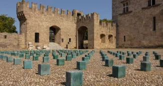 L'installation minimaliste de cubes de briques émaillés, composée par l'architecte franco-algérienne Meriem Chabani, devant le palais des Grands Maîtres des Chevaliers de l'Ordre de Saint-Jean, à Rhodes. Constantinos Caravatellis