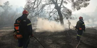Des pompiers près de la station balnéaire de Siviri (Grèce), le 13 août 2026.