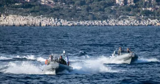 Une patrouille de routine de la marine grecque près de l'île de Kastellorizo, en décembre 2022. Le 15 août 2026, la Turquie a délimité des aires marines protégées, ce qui pourrait avoir un impact direct sur l'accès à l'île.