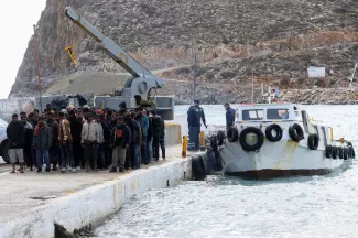 Après le sauvetage d’une embarcation à bord de laquelle se trouvaient des migrants, à Kali Limenes, en Crète, le 21 février 2026.