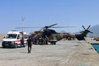 Un hélicoptère ramène à terre des survivants secourus en mer, après le chavirage de leur embarcation au large de Kyrinia, dans le nord de Chypre, le 30 août 2026.