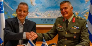 Le directeur général du ministère de la défense israélien, Amir Baram, et son homologue grec, Ioannis Bouras, après avoir signé un accord d’exportation d’une valeur d’environ 3 milliards d’euros, à Tel-Aviv (Israël), le 31 août 2026.